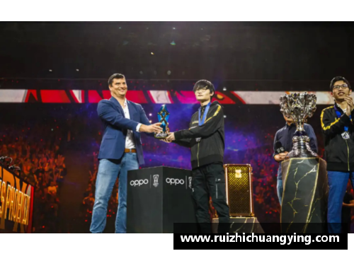 体育明星手握荣耀奖杯彰显无与伦比的奋斗精神与不屈意志